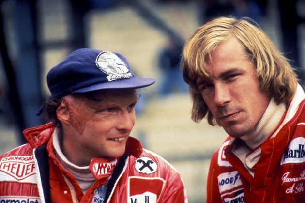 Niki-Lauda-talks-to-rival-James-Hunt-2258503